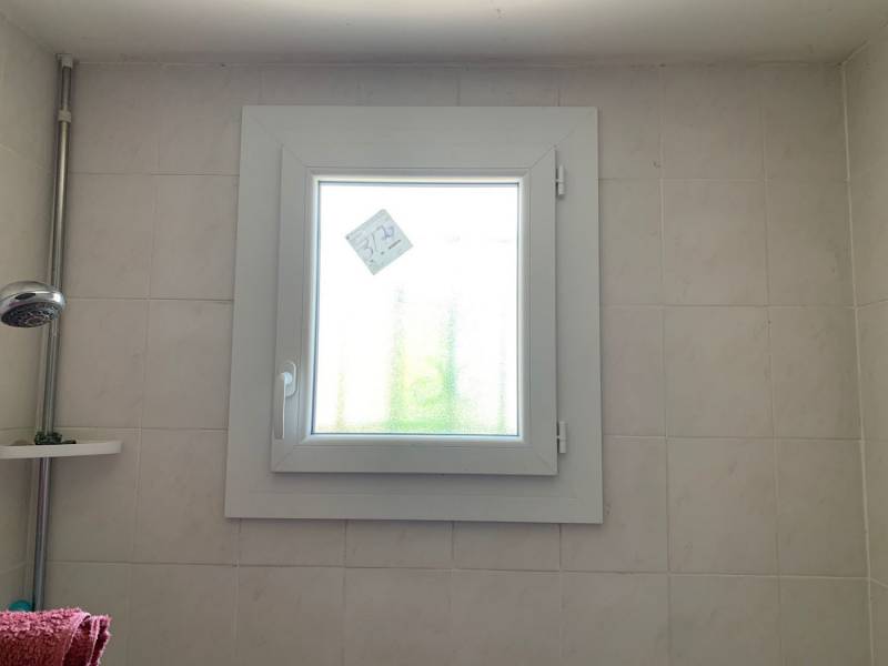 Fenêtre 1 vantail en PVC blanc réalisé par Eco Fenêtres (31140)