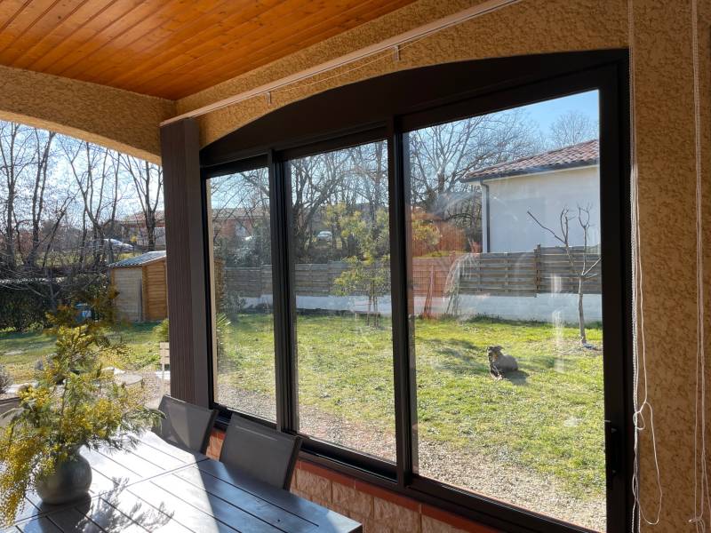 Installation de baies vitrées sur mesure pour fermeture de terrasse à Fronton - Réalisation par Eco Fenêtres 31140 - Travaux possible sur Plaisance du Touch, Aucamville, Saint Jory ...