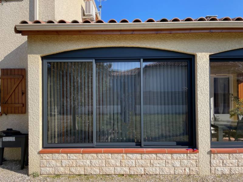 Mise en place de menuiseries en aluminium sur mesure avec habillage des cintres - Travaux exécutés par Eco Fenêtres 31140 - Intervention sur Montrabé, Bruguières, Balma, Blagnac ...