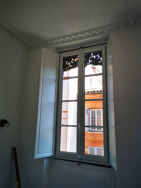 En cours de pose, fenêtre 2 vantaux avec petits bois horizontaux et volets intérieurs à Toulouse - Travaux by Eco Fenêtres 31140