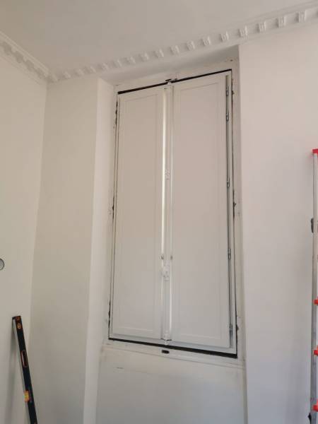 Visuel volet intérieur fermé sur fenêtre en bois sur mesure installée à Toulouse - En cours de finition -  Travaux exécutés par Eco Fenêtres 31140