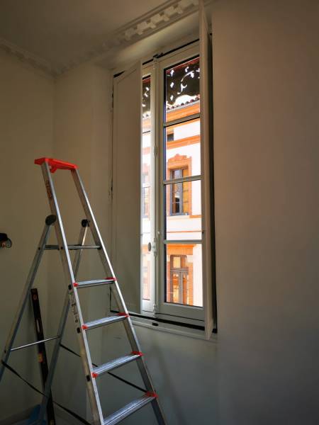 En cours de réalisation par Eco Fenêtres - Installation de fenêtres en bois sur mesure avec volets intérieurs