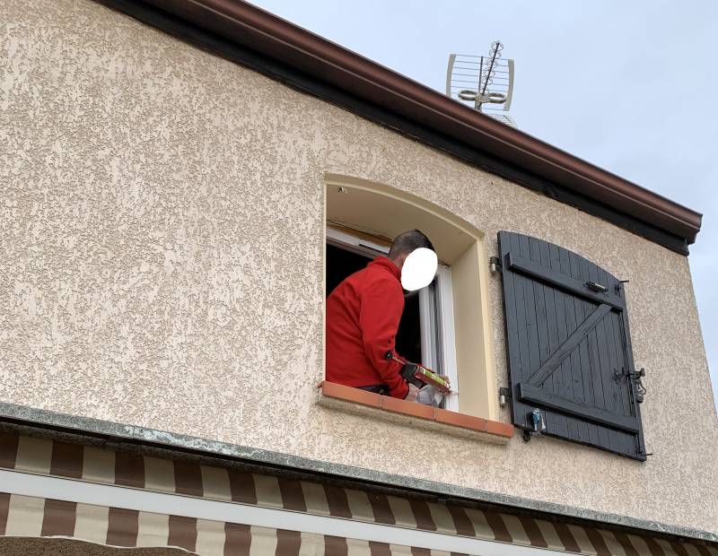 Fenêtre 1 vantail en PVC blanc sur mesure avec habillage de cintre en cours de pose - Installation faite par Eco Fenêtres (31140)