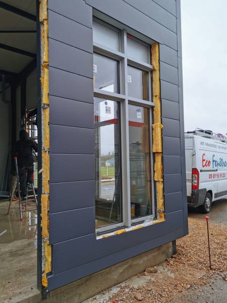 Plus petit des châssis fixe en aluminium sur mesure - réalisation Eco Fenêtres (31140)