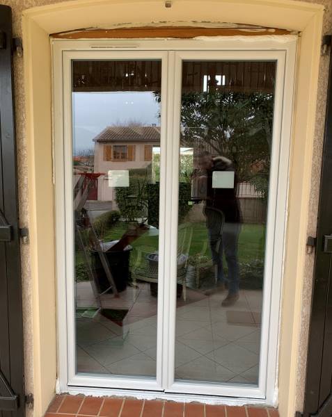 Porte fenêtre 2 vantaux en PVC sur mesure en cours de pose -  Réalisation Eco Fenêtres (31140)