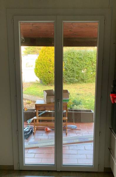 Porte Fenêtre 2 vantaux en PVC sur mesure vue intérieure- Pose terminée - Réalisation par Eco Fenêtres (31140)