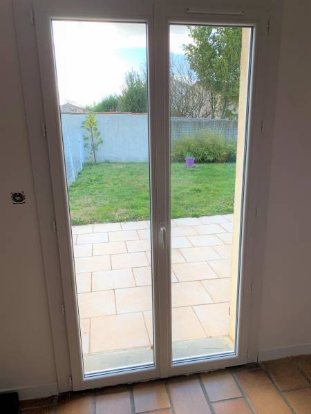 Porte Fenêtre 2 vantaux en PVC sur mesure en cours de pose - Réalisation par Eco Fenêtres (31140)