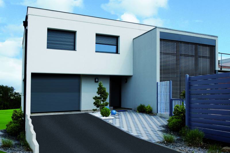 Porte de garage enroulable Lakal RAL 7016 - Réalisable par votre artisan Eco Fenêtres (31140)