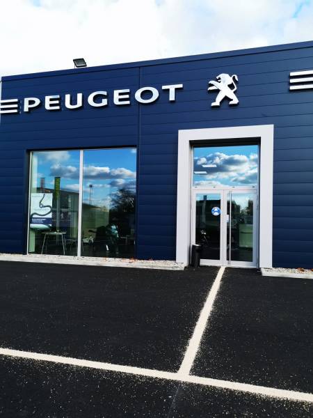 Ensemble fixes et porte lourde grand trafic pour vitrine en aluminium sur mesure - Chantier réalisé par Eco Fenêtres (31140)