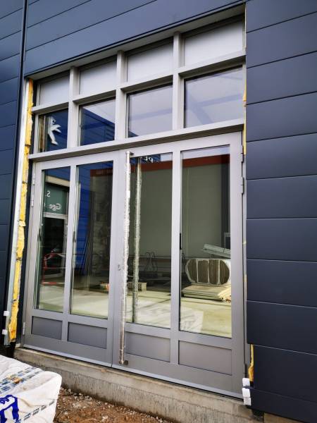 Double porte d'entrée en aluminium avec les châssis fixe en imposte - réalisation Eco Fenêtres (31140)
