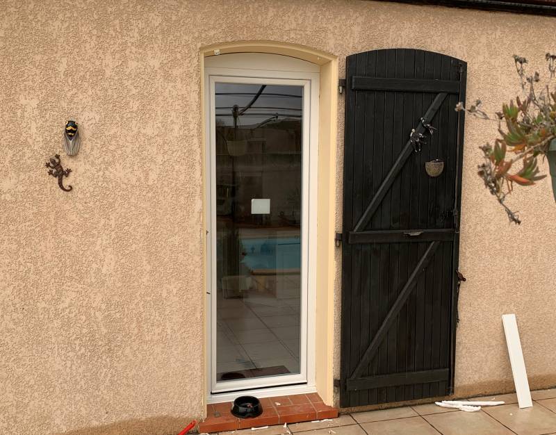 Porte fenêtre 1 vantail en PVC blanc sur mesure avec habillage du cintre réalisée par Eco Fenêtres (31140)