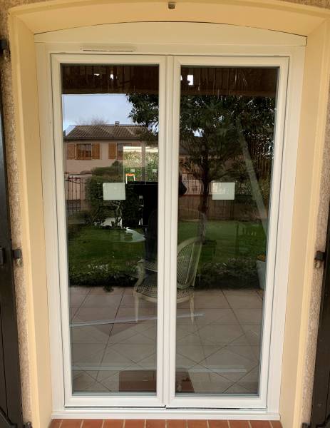 Porte fenêtre en PVC sur mesure avec habillage de cintre installée par Eco Fenêtres (31140)