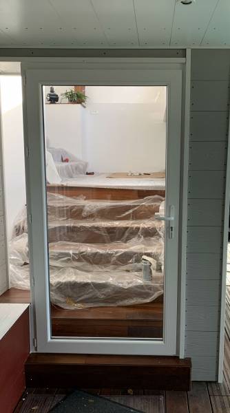 Mise en place d'une porte fenêtre en PVC sur mesure réalisée par Eco Fenêtres (31140)