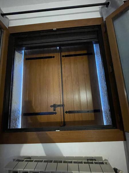 Fourniture et pose de volets battants sur mesure en PVC imitation bois à Villaries