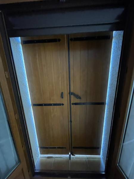 Fourniture et pose de volets battants sur mesure en PVC imitation bois à Villaries