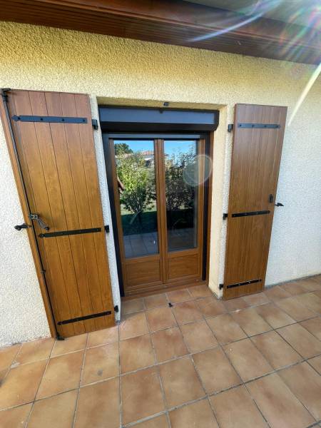 Fourniture et pose de volets battants sur mesure en PVC imitation bois à Villaries