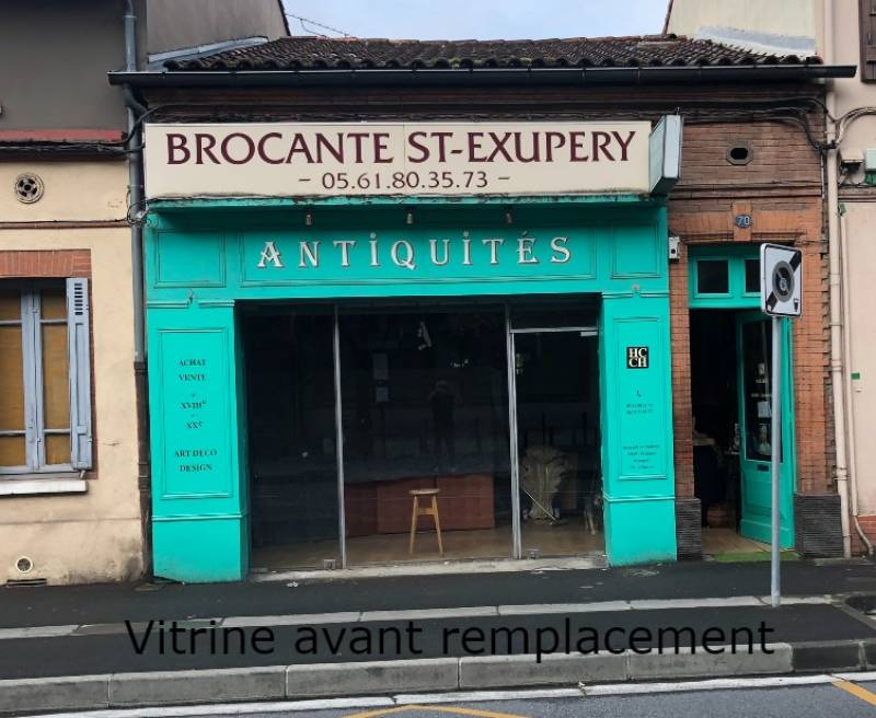 Ancienne vitrine en aluminium qui va être remplacée par une nouvelle vitrine en aluminium noir mat sur mesure - Réalisation faite par Eco Fenêtres (31140)