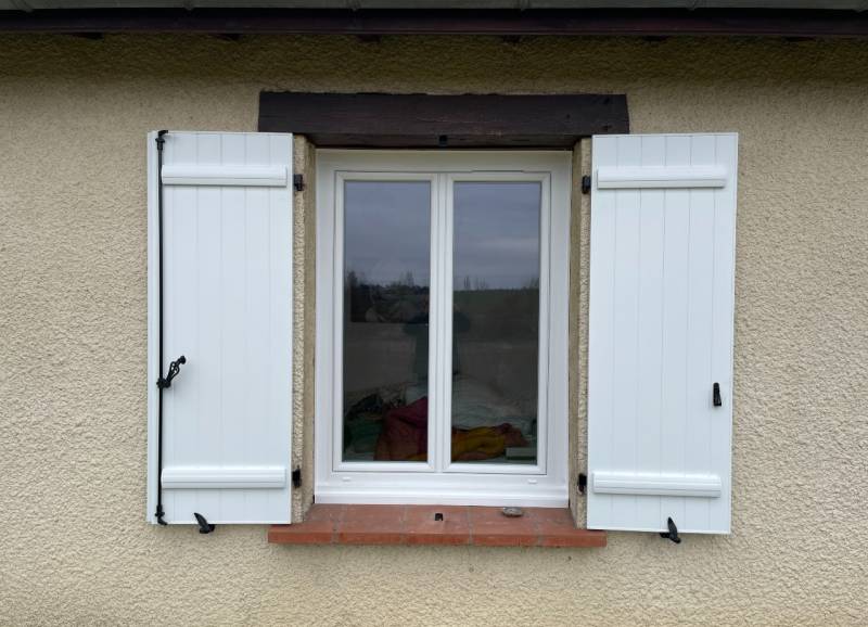Installation d'une paire de volets battants en PVC isolant pour une fenêtre - Réalisation faite proche de Cépet par Eco Fenêtres 31140
