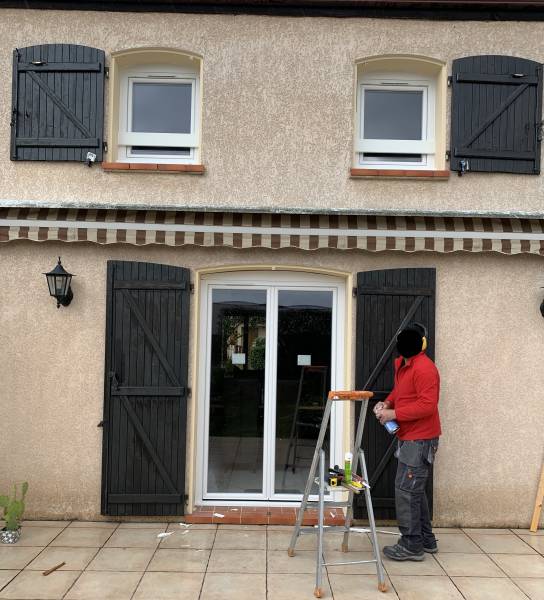 Vue d'ensemble pose menuiseries en PVC sur mesure avec habillage des cintres - Réalisation Eco fenêtres (31140)