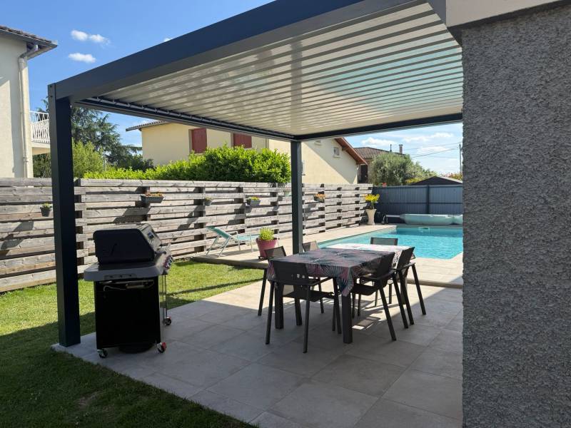 Pose d'une pergola bioclimatique aluminium RAL 7016 avec lames blanches orientables à Castelginest (31780) – Une réalisation signée Eco Fenêtres - Intervention possible sur Launaguet, Fronton, Villemur sur Tarn ...