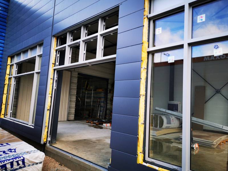 Porte et fixes moyens en cours d'installation - Réalisation Eco Fenêtres (31140)