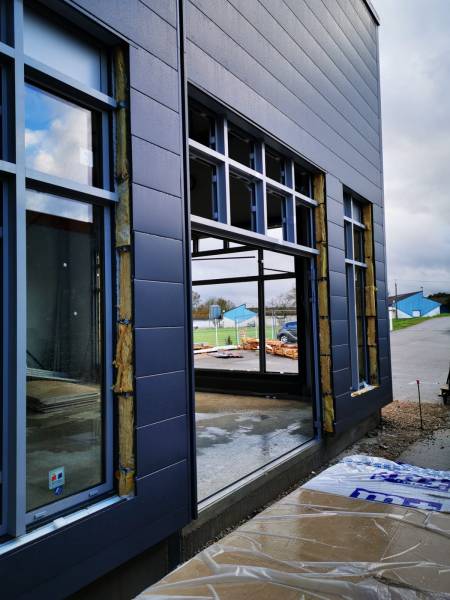 Porte et châssis fixes en cours de pose - Réalisation Eco Fenêtres (31140)