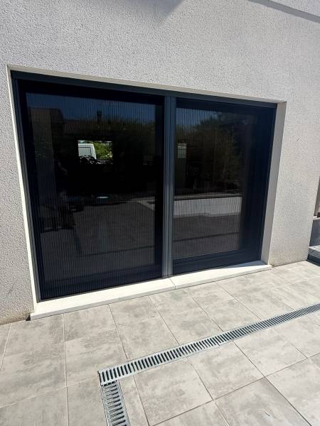 Pose d'une moustiquaire sur mesure grande dimension à Colomiers par Eco Fenêtres - Intervention possible sur Fronton, Cugnaux, Balma...