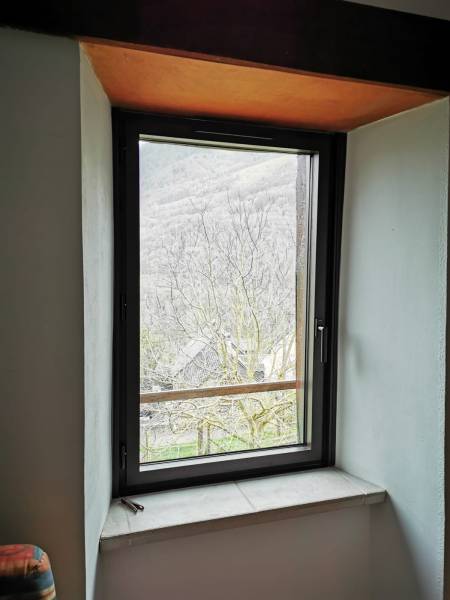 Vue intérieure d'une fenêtre en aluminium sur mesure avec ouvrant caché de chez K-Line - Travaux exécutés par Eco Fenêtres (31140)