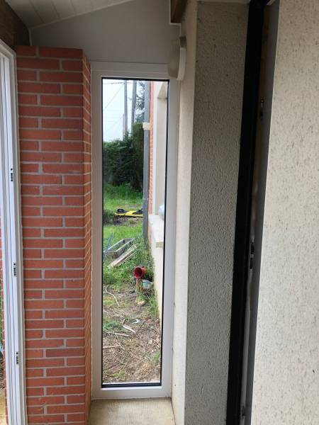Châssis fixe en aluminium sur mesure afin de fermer complètement le sas d'entrée , mise en place également du panneau isolant en forme de trapèze - Intervention by Eco Fenêtres 31140 - Périmètre d'intervention large Balma, Bouloc, Baziège, Blagnac ...