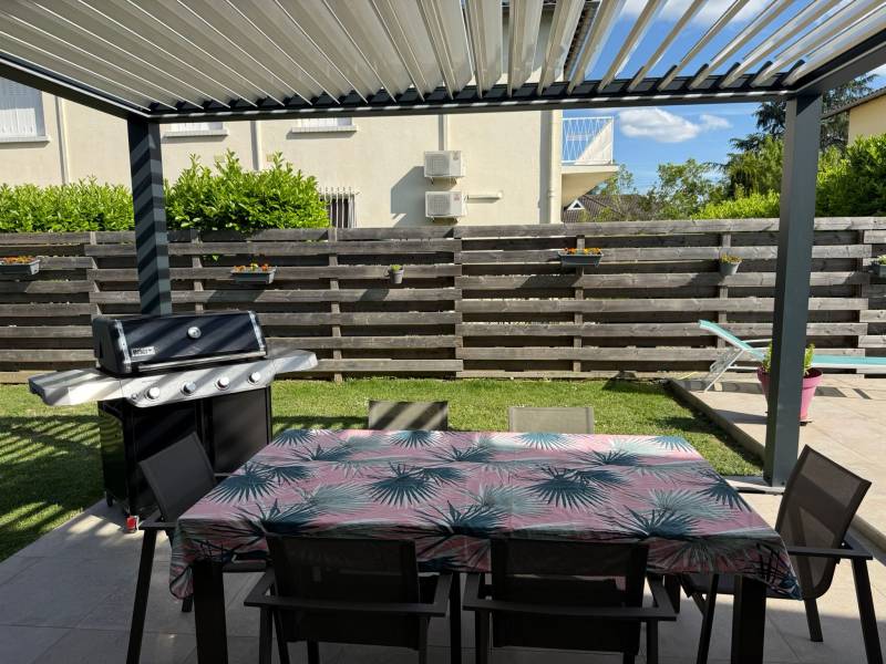 Installation d'une pergola bioclimatique motorisée Somfy en position semi-ouverte – Faites confiance à Eco Fenêtres pour votre projet d'aménagement extérieur - Travaux possible sur Fenouillet, Saint Jean, Toulouse, Castanet ...