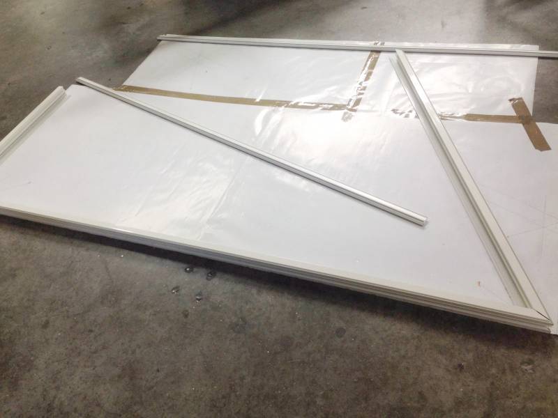 Conception d'une fenêtre en forme de trapèze en aluminium blanc