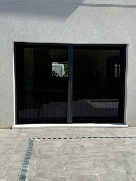 Installation d'une moustiquaire plissée pour grande baie vitrée à Colomiers par Eco Fenêtres 31140- Large périmètre intervention, travaux possible sur Launaguet, Tournfeuillen Blagnac ...