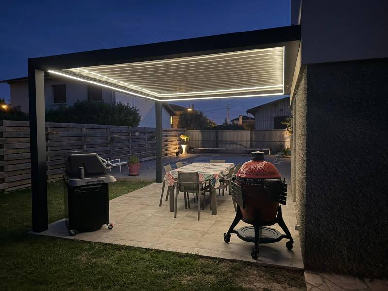 Pergola bioclimatique illuminée en soirée, avec ruban LED blanc intégré à Castelginest – Encore une belle réalisation à mettre faite par Eco Fenêtres - Travaux possible sur Rouffiac, Castelmaurou, Montastruc ...