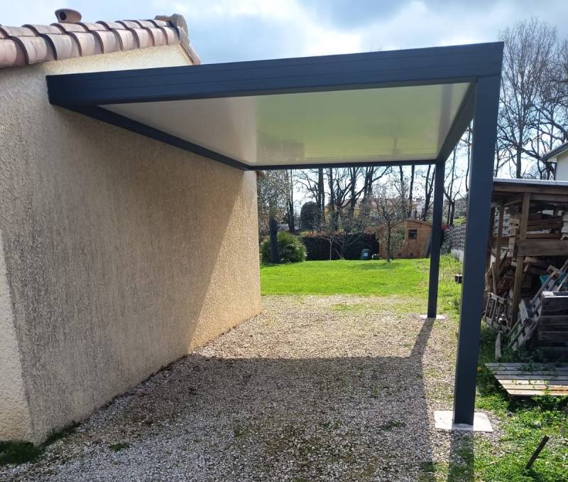 Pose d'un carport en aluminium sur mesure à Fronton proche de Castelnau d'Estretefonds - Travaux réalisés par Eco Fenêtres 31140 - Intervention possible sur L'Union, Balma, Castelginest ...