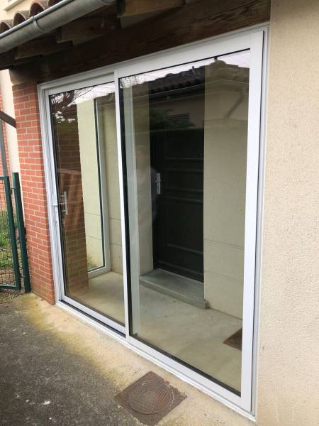 Création d'un SAS d'entrée avec la mise en place d'un coulissant 2 vantaux en aluminium sur mesure à Fenouillet - Intervention réalisée par Eco Fenêtres 31140 - Travaux possible sur Colomiers, Castelmaurou, Fronton, Fonsorbes ...