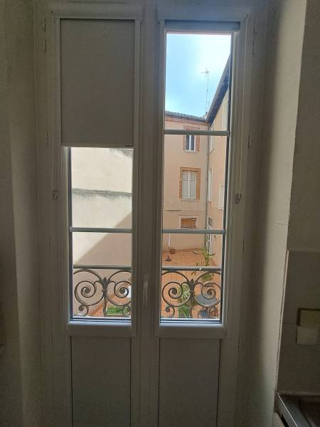 Pose de store enrouleur occultant sur mesure sans perçage - Travaux réalisés par Eco Fenêtres 31140 - Intervention possible sur Rouffiac, Cépet, Portet sur Garonne ...