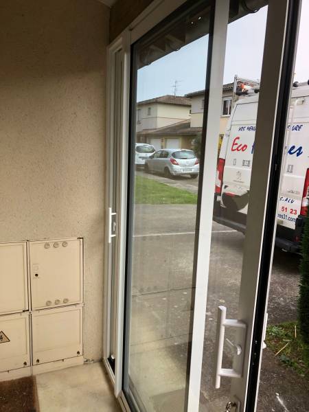 Vue intérieure coulissant pour fermeture entrée et création d'un sas - Intervention menée à bien par Eco Fenêtres 31140 - Travaux possible sur Castelginest, Castanet Tolosane, Labège, Montastruc La Conseillère ...