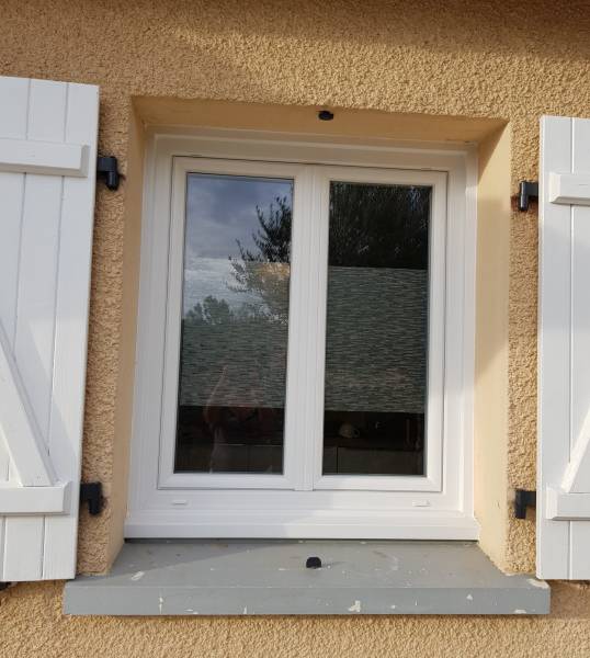 Fenêtre 2 vantaux ouvrant à la française en PVC blanc sur mesure - Prise de vue extérieure - Réalisation Eco Fenêtres (31140)