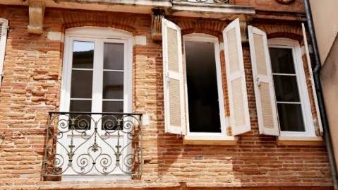 Installation de fenêtres en PVC blanc sur mesure avec habillage des cintres à Toulouse - Réalisation par Eco Fenêtres 31140 - Intervention possible sur Blagnac, Colomiers, Bouloc, Saint Jory...