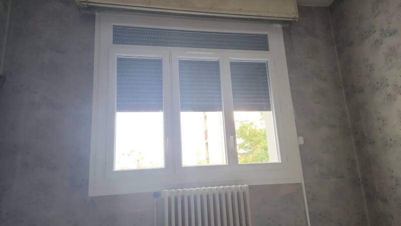 Mise en place d'une fenêtres en PVC blanc 3 vantaux avec imposte fixe - Travaux réalisés sur Toulouse - Intervention possible sur Colomiers, Aussonne, Launaguet ...