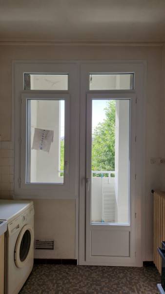 Pose d'une fenêtre et porte fenêtre en PVC sur mesure avec imposte fixe - Travaux réalisés à Toulouse par Eco Fenêtres (31140) - Intervention possible sur Bouloc, Rouffiac, Blagnac ...