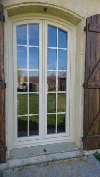 Porte fenêtre en PVC beige arc surbaissé réalisée par Eco Fenêtres (31140)