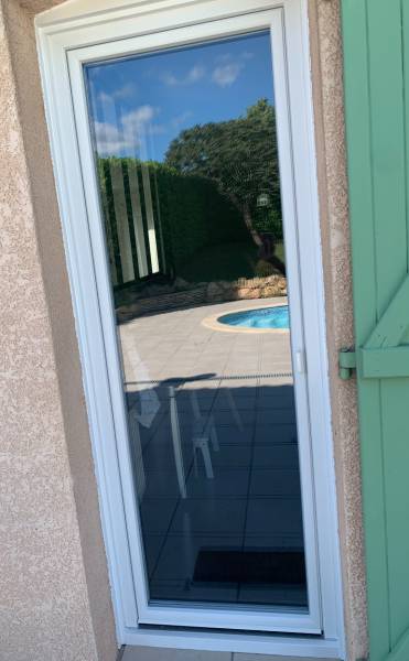 Baie vitrée en PVC blanc sur mesure avec 1 seul vantail, habillage du cintre, en PVC blanc sur mesure - Réalisation par Eco Fenêtres (31140)