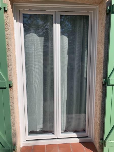 Pose d'un porte fenêtres 2 vantaux en PVC blanc sur mesure avec habillage du cintre - Travaux réalisés à Gratentour (31150) par Eco Fenêtres (31140)