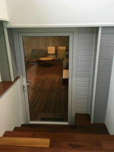 Pose d'une porte fenêtre en PVC blanc sur mesure avec finition du mur faite par le client - pour le reste c'est une réalisation Eco Fenêtres (31140)