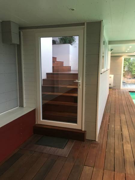 Installation d'une porte fenêtre en PVC blanc sur mesure - Réalisation Eco Fenêtres (31140)