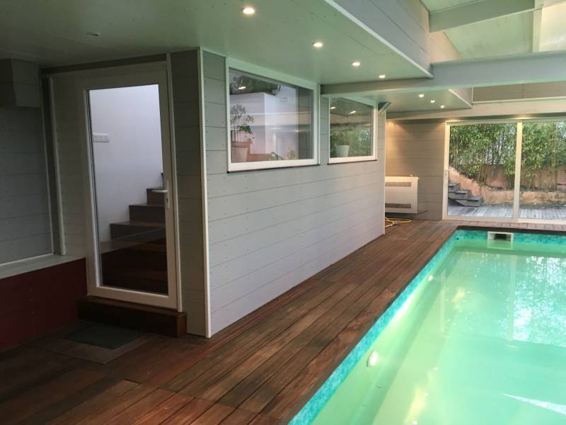 Mise en place d'une porte fenêtre en PVC blanc sur mesure ainsi que de 2 châssis fixe avec finition du mur latéral réalisation Eco Fenêtres (31140)