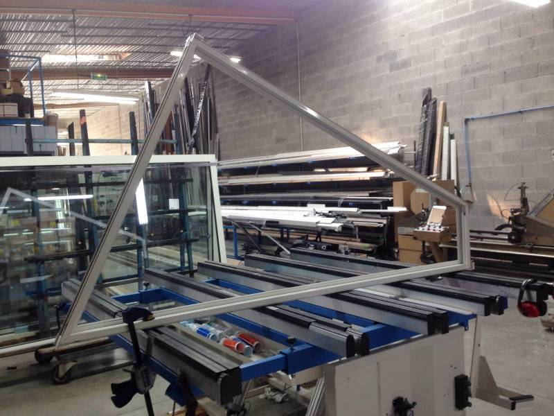 Fabrication d'une fenêtre en forme de trapèze en aluminium blanc