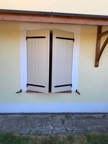 Volet battant en PVC sur mesure Beige - Réalisation Eco Fenêtres (31140)