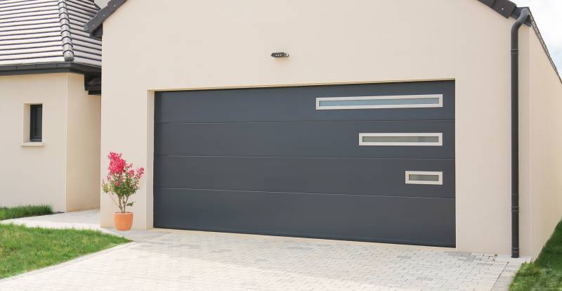 Porte de garage sectionnelle gris anthracite proposée par Eco Fenêtres